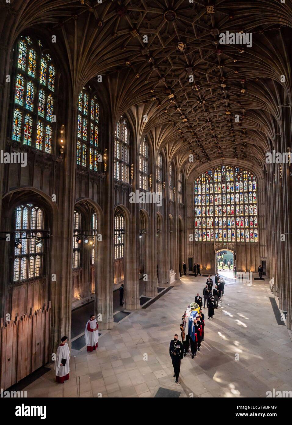 I portatori di Pall che portano la bara del duca di Edimburgo, seguiti dai membri della famiglia reale che entrano nella Cappella di San Giorgio, Castello di Windsor, Berkshire. Data immagine: Sabato 17 aprile 2021. Foto Stock