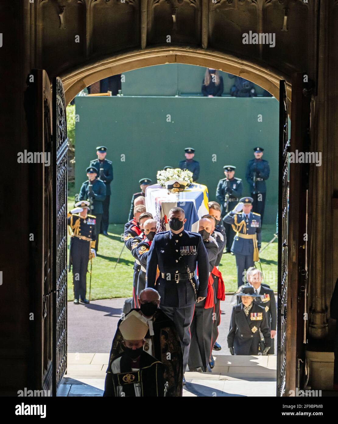 I portatori di Pall che portano la bara del duca di Edimburgo nella Cappella di San Giorgio, Castello di Windsor, Berkshire. Data immagine: Sabato 17 aprile 2021. Foto Stock