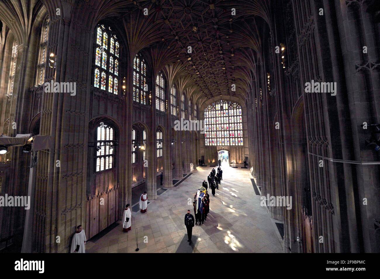 I portatori di Pall che portano la bara del duca di Edimburgo, seguiti dai membri della famiglia reale che entrano nella Cappella di San Giorgio, Castello di Windsor, Berkshire. Data immagine: Sabato 17 aprile 2021. Foto Stock