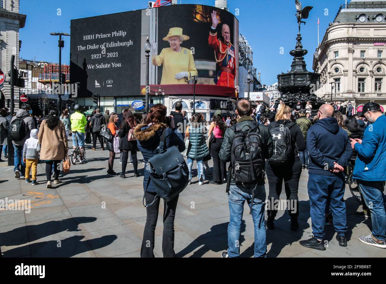 Londra UK 17 aprile 2021 immagini del principe Phillips lo erano Esposto a Piccadilly Circus oggi a folle che si trovava in piedi Silenzio alle tre oggi, il tempo è stato HRH Sepolto nel Castello di Windsor.Paul Quezada-Neiman/Alamy Live News Foto Stock
