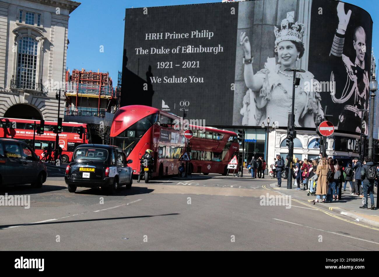 Londra UK 17 aprile 2021 immagini del principe Phillips lo erano Esposto a Piccadilly Circus oggi a folle che si trovava in piedi Silenzio alle tre oggi, il tempo è stato HRH Sepolto nel Castello di Windsor.Paul Quezada-Neiman/Alamy Live News Foto Stock