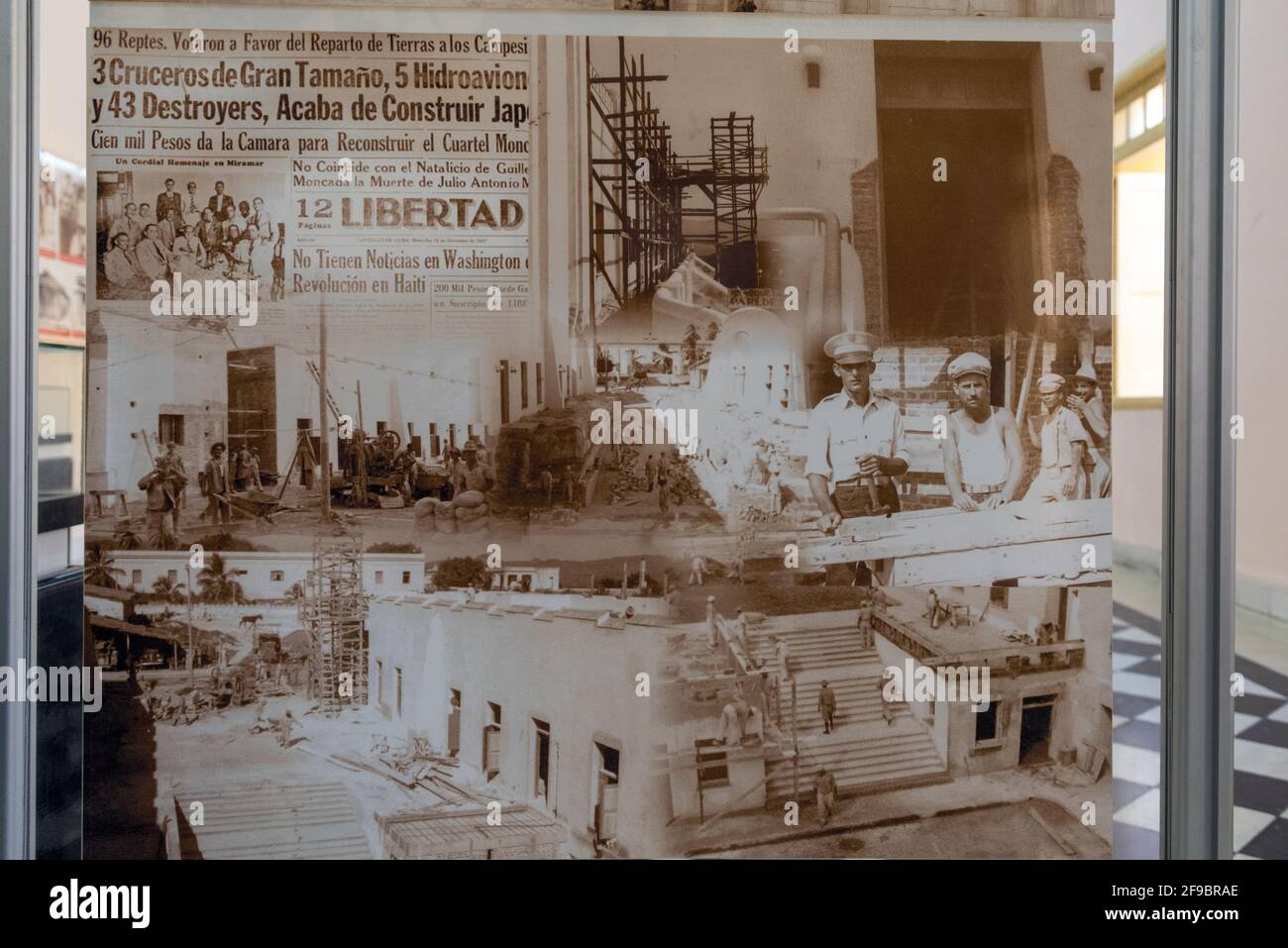 Mostra di ritagli di giornali, dentro la caserma di Moncada (Cuartel Moncada), Santiago de Cuba, Cuba Foto Stock