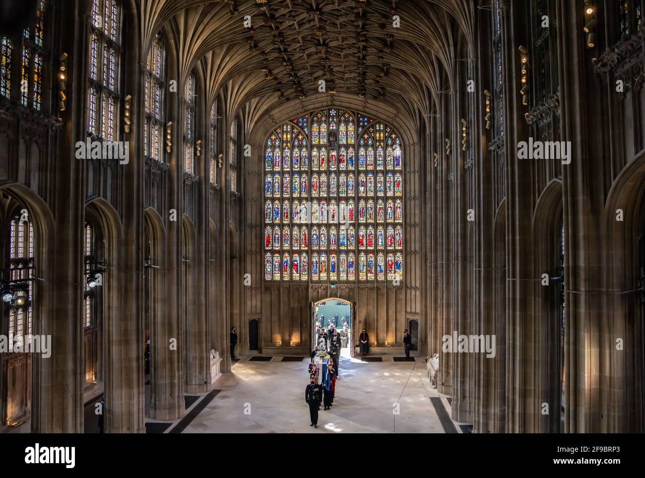 I portatori di Pall che portano la bara del duca di Edimburgo, seguiti dai membri della famiglia reale che entrano nella Cappella di San Giorgio, Castello di Windsor, Berkshire. Data immagine: Sabato 17 aprile 2021. Foto Stock