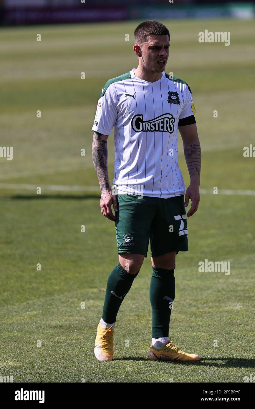 BURTON SU TRENT, REGNO UNITO. 17 APRILE: Adam Lewis di Plymouth Argyle durante la partita Sky Bet League 1 tra Burton Albion e Plymouth Argyle presso lo Stadio Pirelli di Burton upon Trent sabato 17 aprile 2021. (Credit: James HolyOak | MI News) Credit: MI News & Sport /Alamy Live News Foto Stock