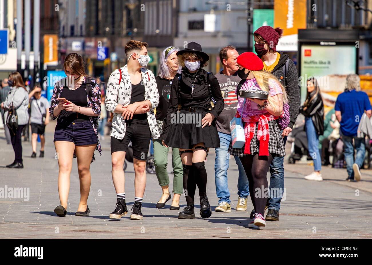 Dundee, Tayside, Scozia, Regno Unito. 17 Apr 2021. Regno Unito Meteo: Bella primavera sole in tutto il Nord-Est della Scozia con temperature che raggiungono i 14°C. Il blocco di Covid-19 si sta allentando con la gente che si riunisce nel centro della città di Dundee con i negozi essenziali ancora aperti per gli affari. Un gruppo di giovani uomini e giovani donne alla moda sta approfittando delle nuove e rilassanti regole di blocco e del sole tempo di aprile camminando insieme divertendosi dopo una giornata di shopping. Credit: Dundee Photographics/Alamy Live News Foto Stock