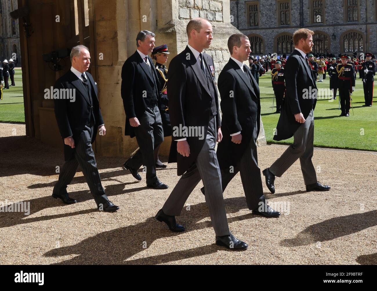 Il conte di Snowdon, il vice-ammiraglio Sir Timothy Laurence, il principe William, Peter Phillip e il duca di Sussex seguono la bara ai funerali del duca di Edimburgo a Windsor Castle, Berkshire. Data immagine: Sabato 17 aprile 2021. Foto Stock