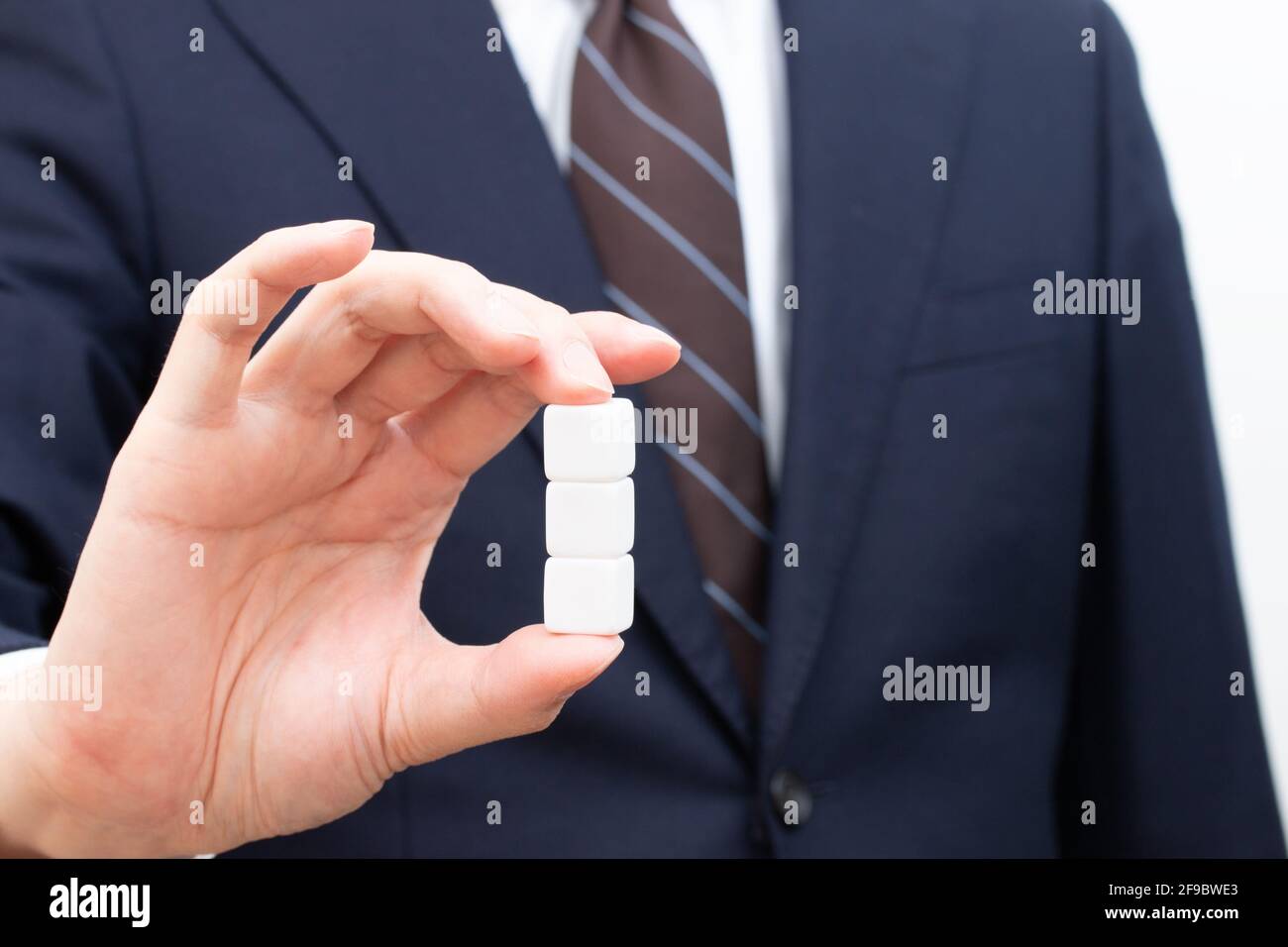 Mano maschio che tiene una penna a sfera Foto Stock