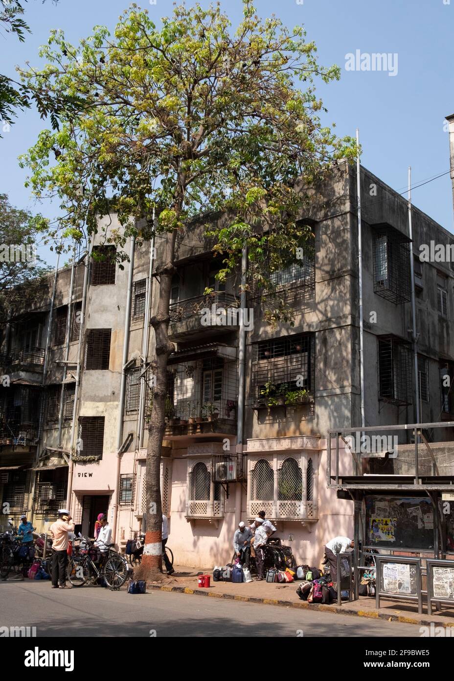 Vecchio edificio di appartamenti a Mumbai-Dadar, Maharashtra, India, Asia. Foto Stock