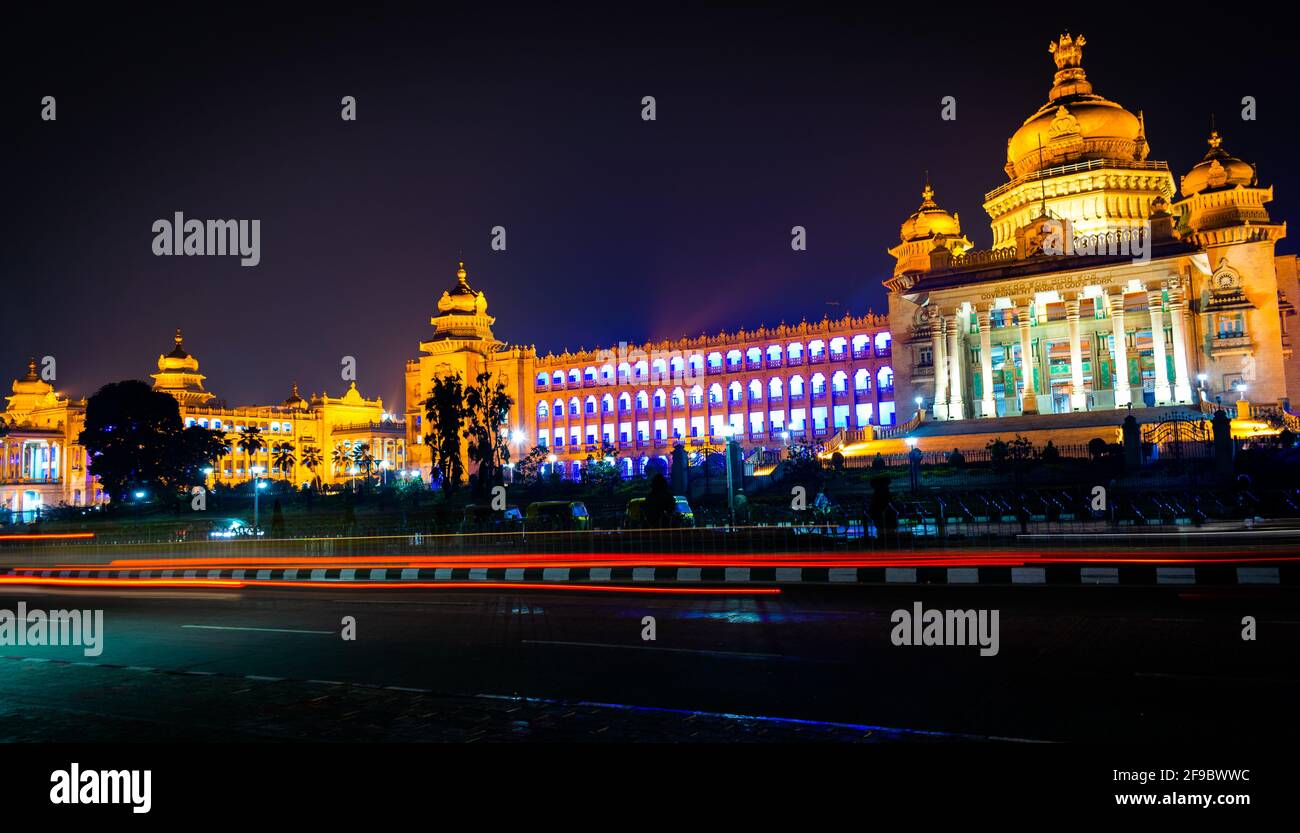 Vidhan Soudha si è illuminato a Bangalore Foto Stock