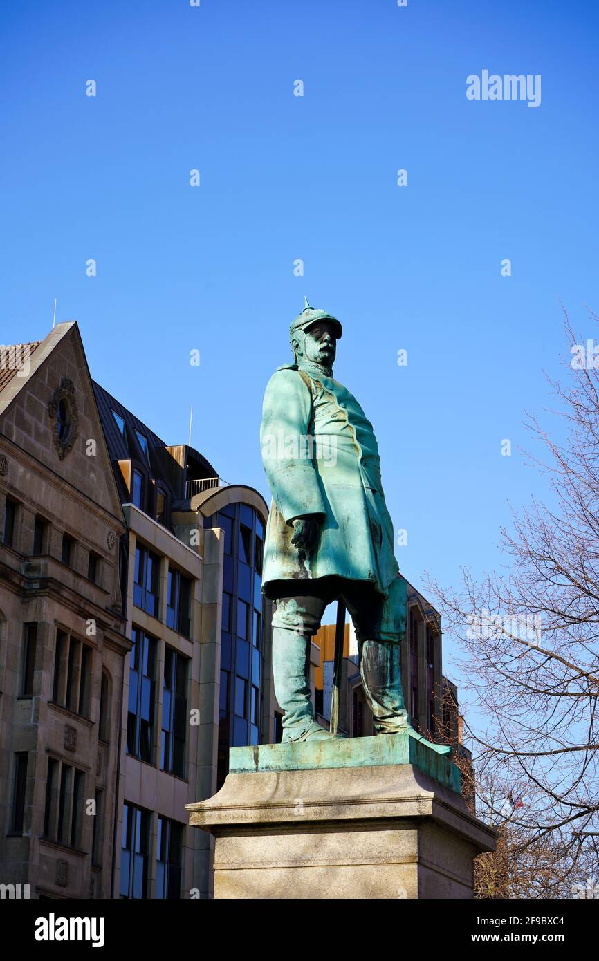 Statua in bronzo di otto von Bismarck a Düsseldorf, presentata nel 1899. Località: Martin-Luther-Platz. Foto Stock