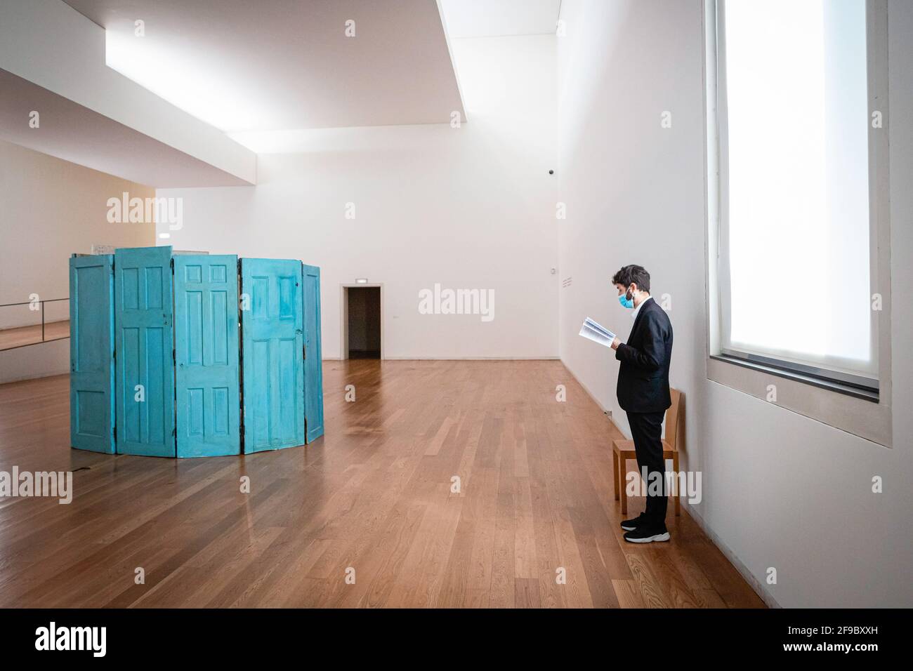 Porto, Portogallo. 17 Apr 2021. Un visitatore che indossa una maschera come misura preventiva contro la diffusione del covid-19 legge un libro al Serralves Museum. I musei sono di nuovo aperti dal 5 aprile. Il sabato mattina soleggiato, la gente ha visitato Serralves, il più grande museo di Porto. (Foto di Teresa Nunes/SOPA Images/Sipa USA) Credit: Sipa USA/Alamy Live News Foto Stock