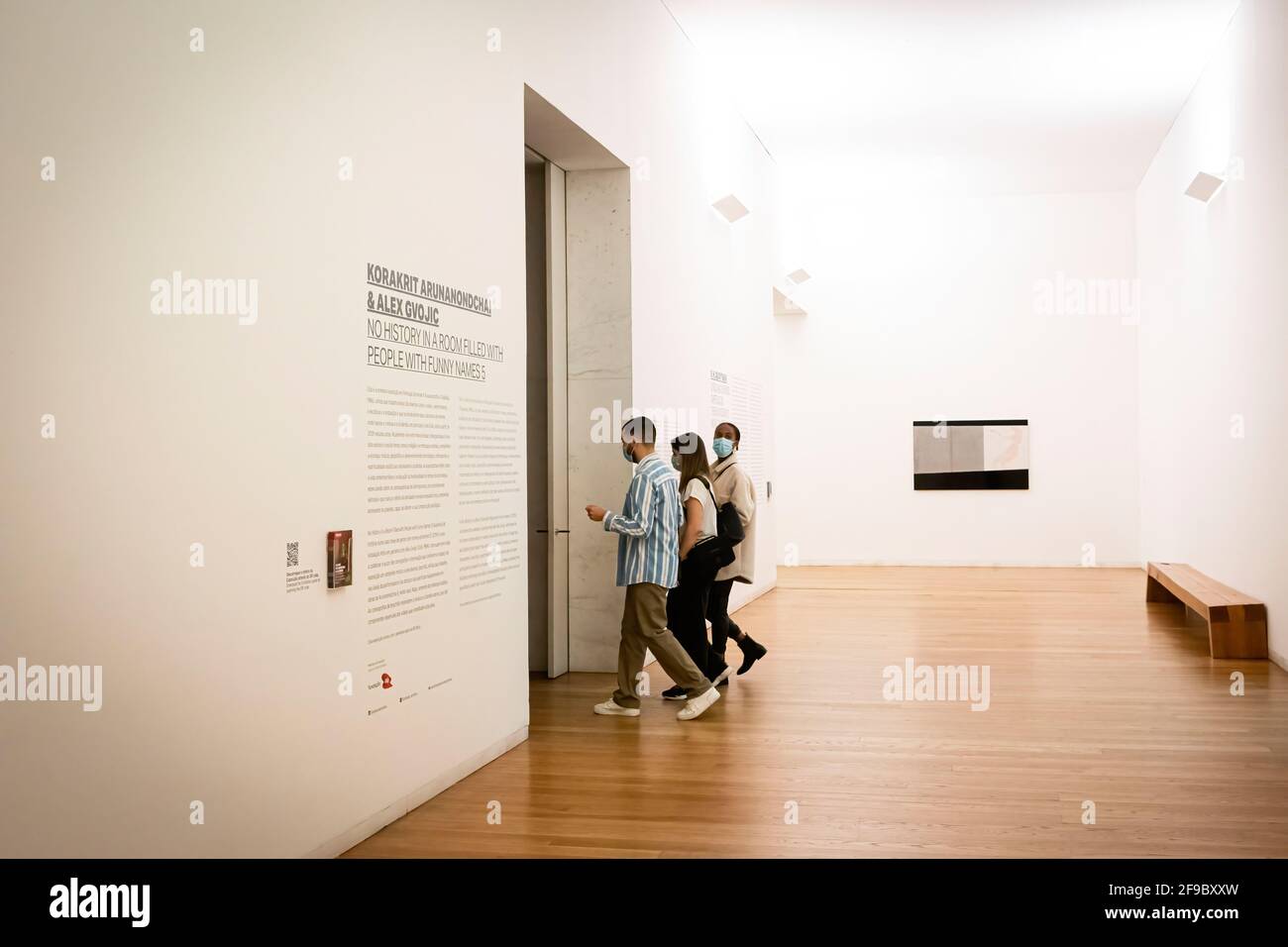 Porto, Portogallo. 17 Apr 2021. Le persone che indossano maschere come misura preventiva contro la diffusione del covid-19 entrano in una sala espositiva al Serralves Museum. I musei sono di nuovo aperti dal 5 aprile. Il sabato mattina soleggiato, la gente ha visitato Serralves, il più grande museo di Porto. (Foto di Teresa Nunes/SOPA Images/Sipa USA) Credit: Sipa USA/Alamy Live News Foto Stock