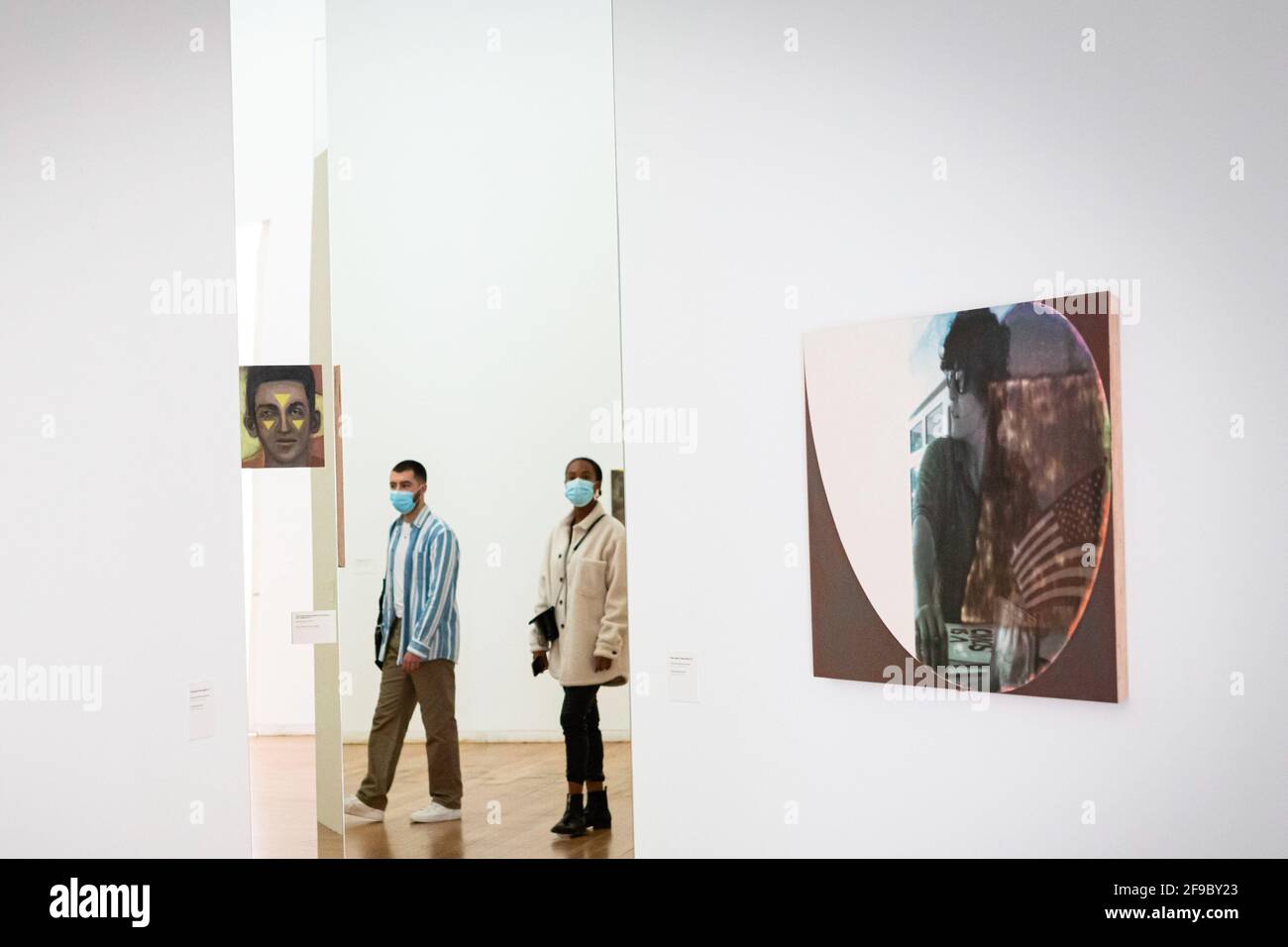 Porto, Portogallo. 17 Apr 2021. Le persone che indossano maschere come misura preventiva contro la diffusione del covid-19 visitare il Museo Serralves. I musei sono di nuovo aperti dal 5 aprile. Il sabato mattina soleggiato, la gente ha visitato Serralves, il più grande museo di Porto. (Foto di Teresa Nunes/SOPA Images/Sipa USA) Credit: Sipa USA/Alamy Live News Foto Stock