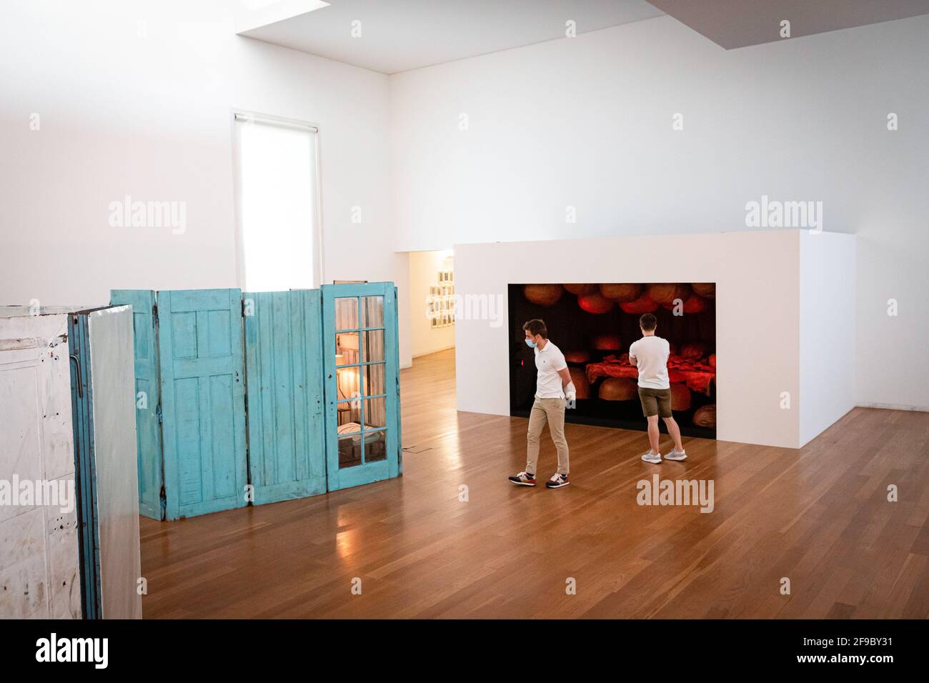 Porto, Portogallo. 17 Apr 2021. Le persone che indossano maschere come misura preventiva contro la diffusione del covid-19 visitare il Museo Serralves. I musei sono di nuovo aperti dal 5 aprile. Il sabato mattina soleggiato, la gente ha visitato Serralves, il più grande museo di Porto. (Foto di Teresa Nunes/SOPA Images/Sipa USA) Credit: Sipa USA/Alamy Live News Foto Stock