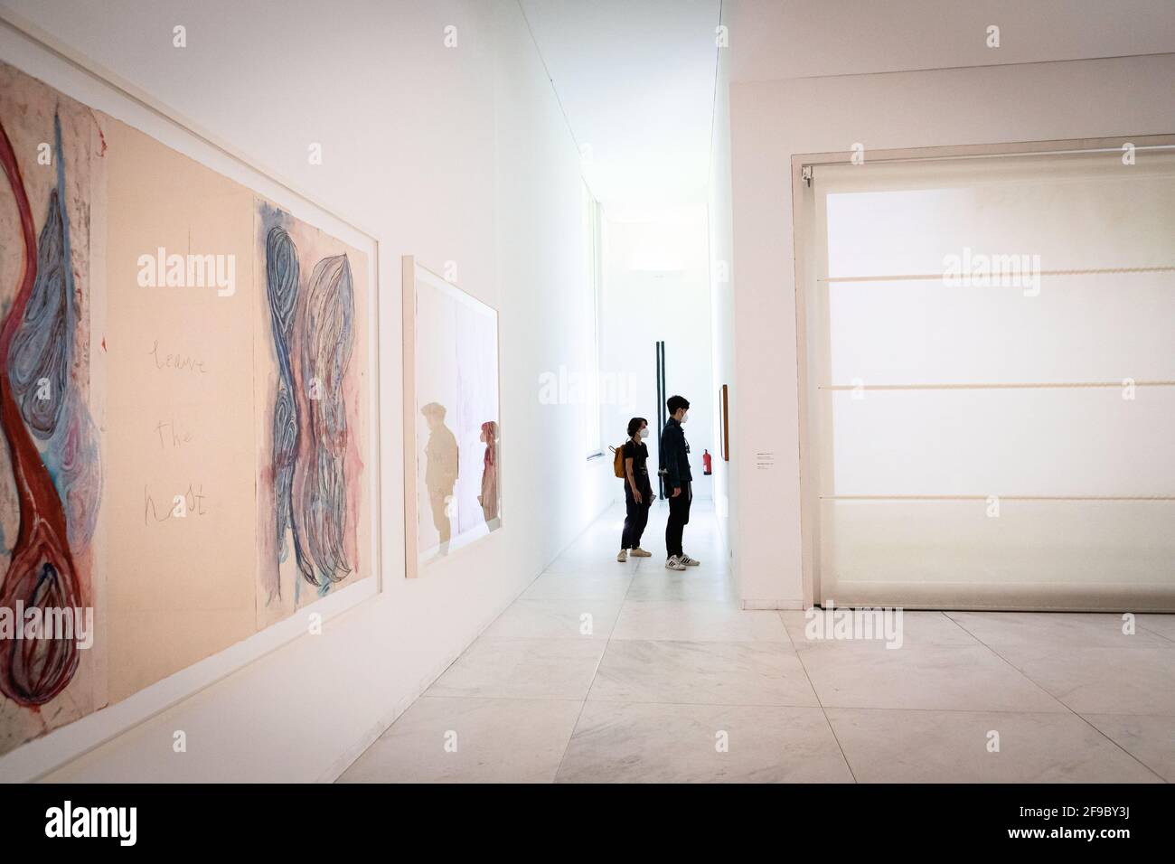 Porto, Portogallo. 17 Apr 2021. Le persone che indossano maschere come misura preventiva contro la diffusione del covid-19 visitare il Museo Serralves. I musei sono di nuovo aperti dal 5 aprile. Il sabato mattina soleggiato, la gente ha visitato Serralves, il più grande museo di Porto. (Foto di Teresa Nunes/SOPA Images/Sipa USA) Credit: Sipa USA/Alamy Live News Foto Stock