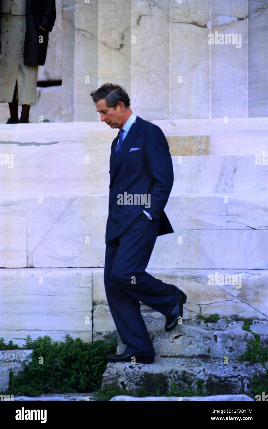 Carlo, Principe di Galles, sulle scale del Partenone, durante la sua prima visita ufficiale nell'Acropoli di Atene, in Grecia, il 23 novembre 1998. Foto: Dimitris Aspiotis Foto Stock