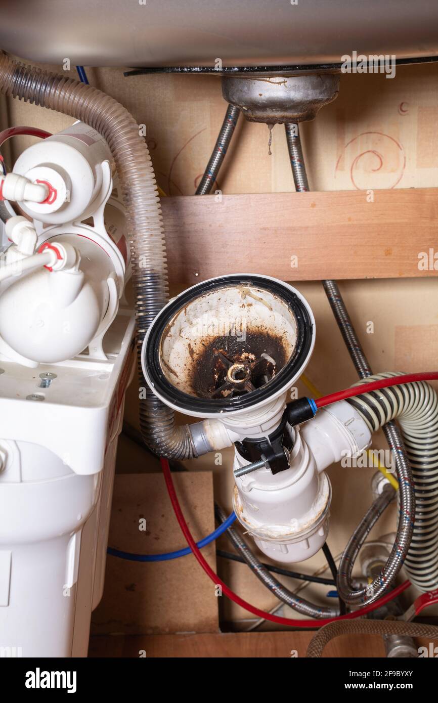 Lavandino rotto in cucina. Scarico del lavello ostruito. Servizi idraulici. Scarico e sistema di filtrazione dell'acqua osmotica. Foto Stock
