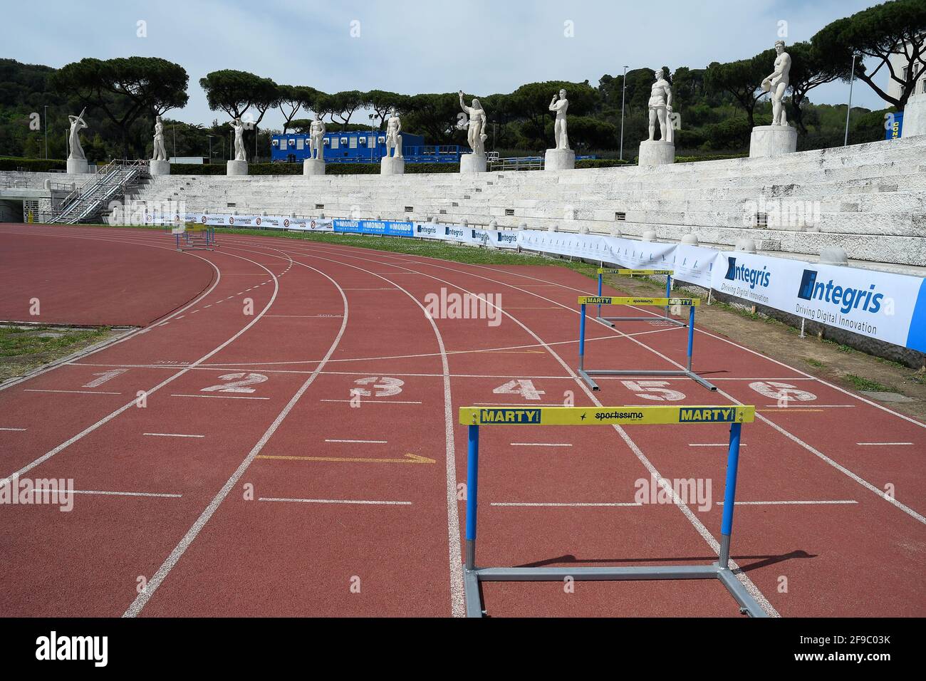 Roma, Italia, 16 aprile 2021 ostacoli per le gare di atletica al Roma Sprint Festival 2021 Credit:Roberto Ramaccia/Alamy Live News Foto Stock