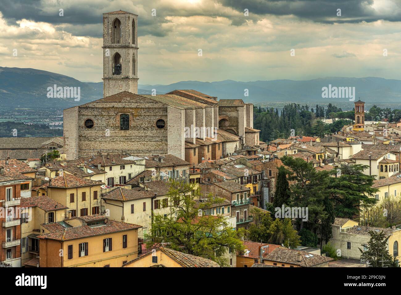Paesaggio urbano della città di Perugia. Imponente il convento di San Domenico con il suo campanile romanico. Perugia, Umbria, Italia, Europa Foto Stock