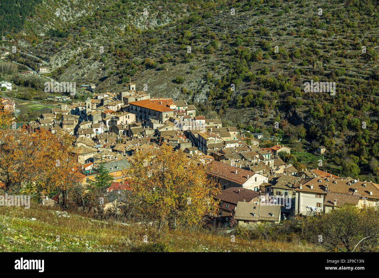 Vista invernale di autentici villaggi medievali dall'alto. Scanno, provincia di l'Aquila, Abruzzo, italia, Europa Foto Stock