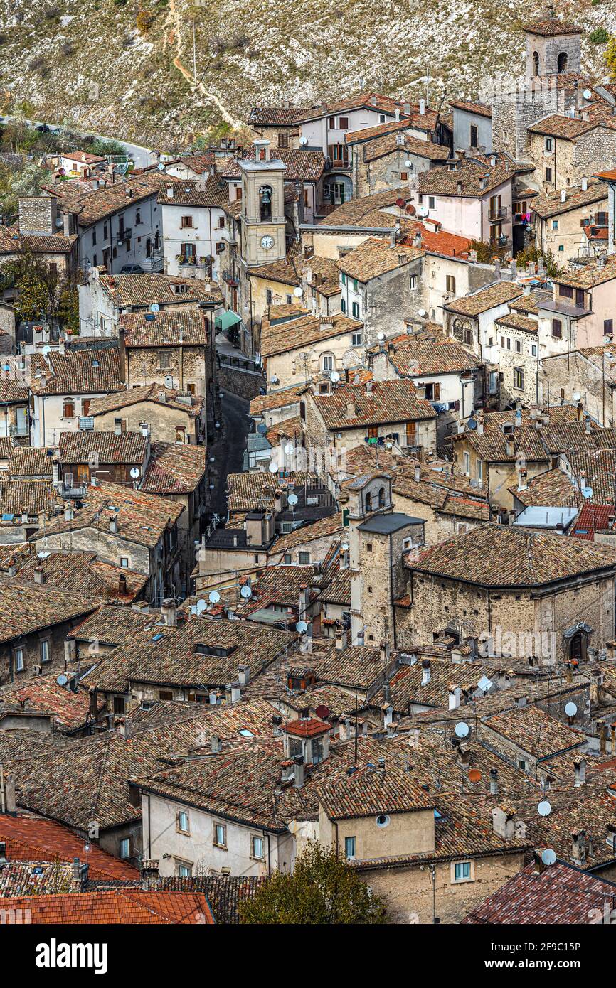 Vista invernale di autentici villaggi medievali dall'alto. Scanno, provincia di l'Aquila, Abruzzo, italia, Europa Foto Stock