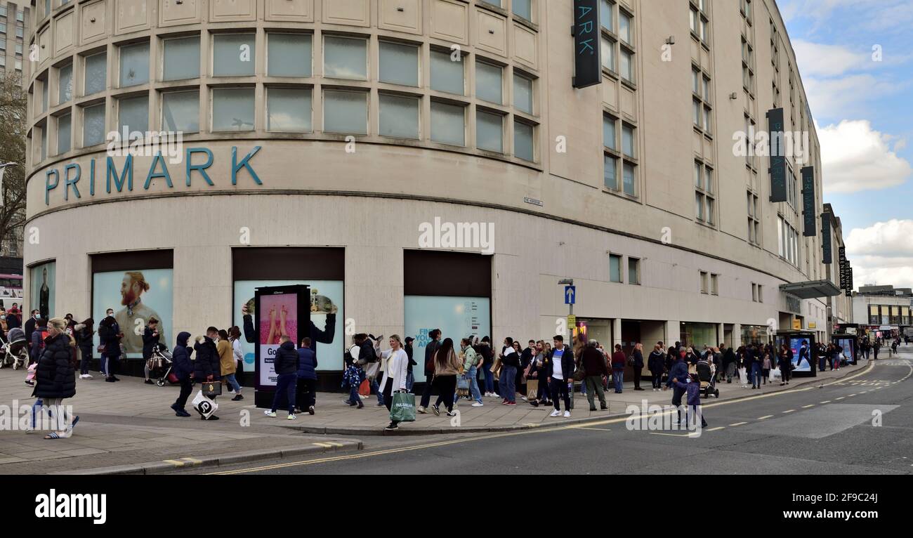 Una lunga coda di clienti, acquirenti, in attesa di entrare in Primark dopo il blocco del covid ha consentito ai negozi di aprirsi Foto Stock