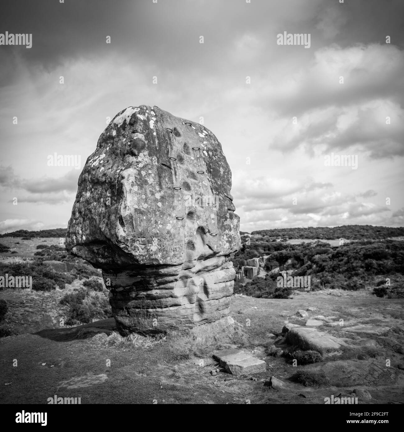 La Cork Stone è una pietra naturale eratica in piedi su Stanton Moor nel Peak District National Park, Regno Unito Foto Stock