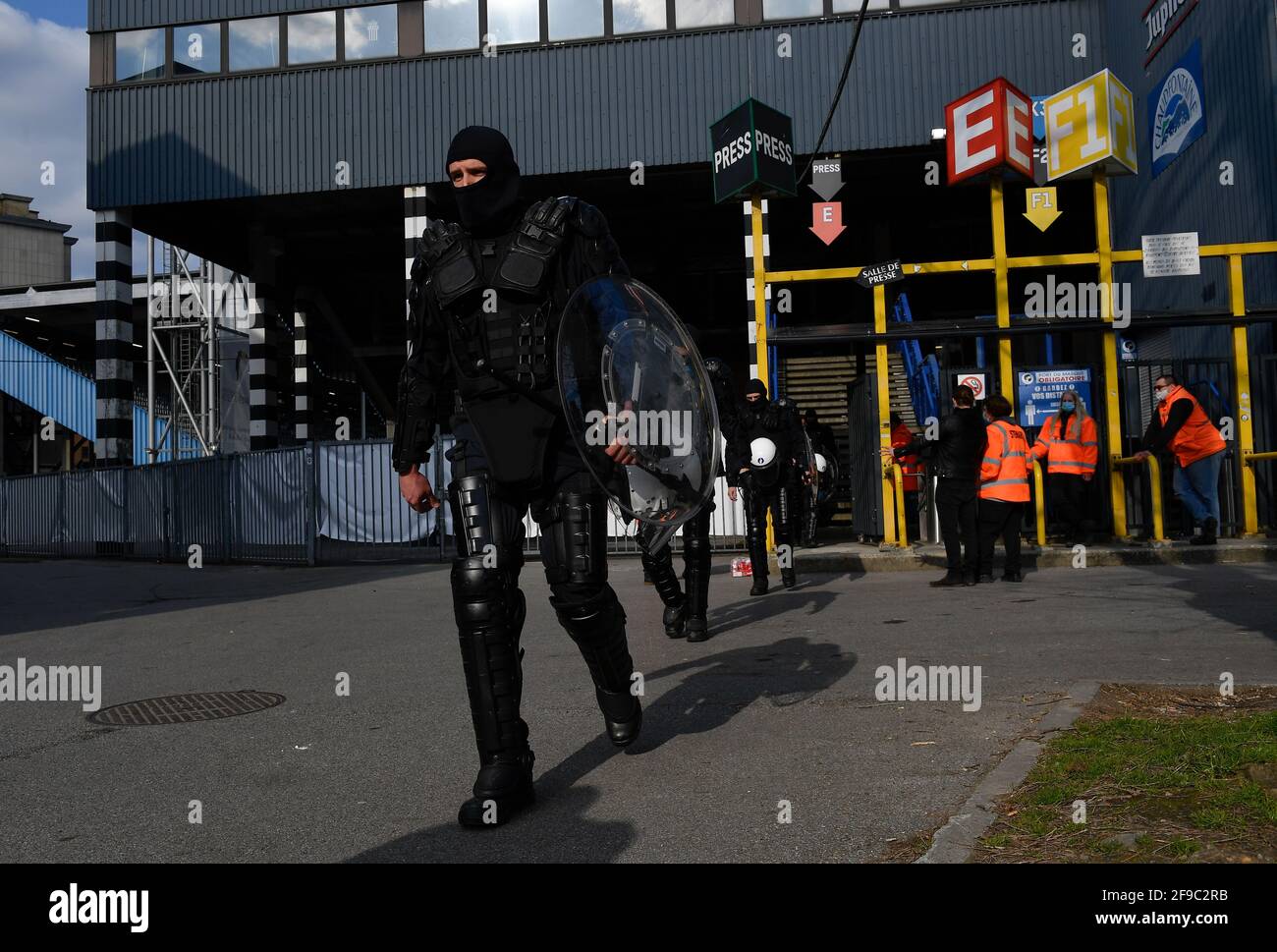 Ufficiali belgi di polizia anti-riot lasciano lo stadio prima di una partita di calcio tra lo Sporting Charleroi e KAS Eupen, sabato 17 aprile 2021 a Charlero Foto Stock