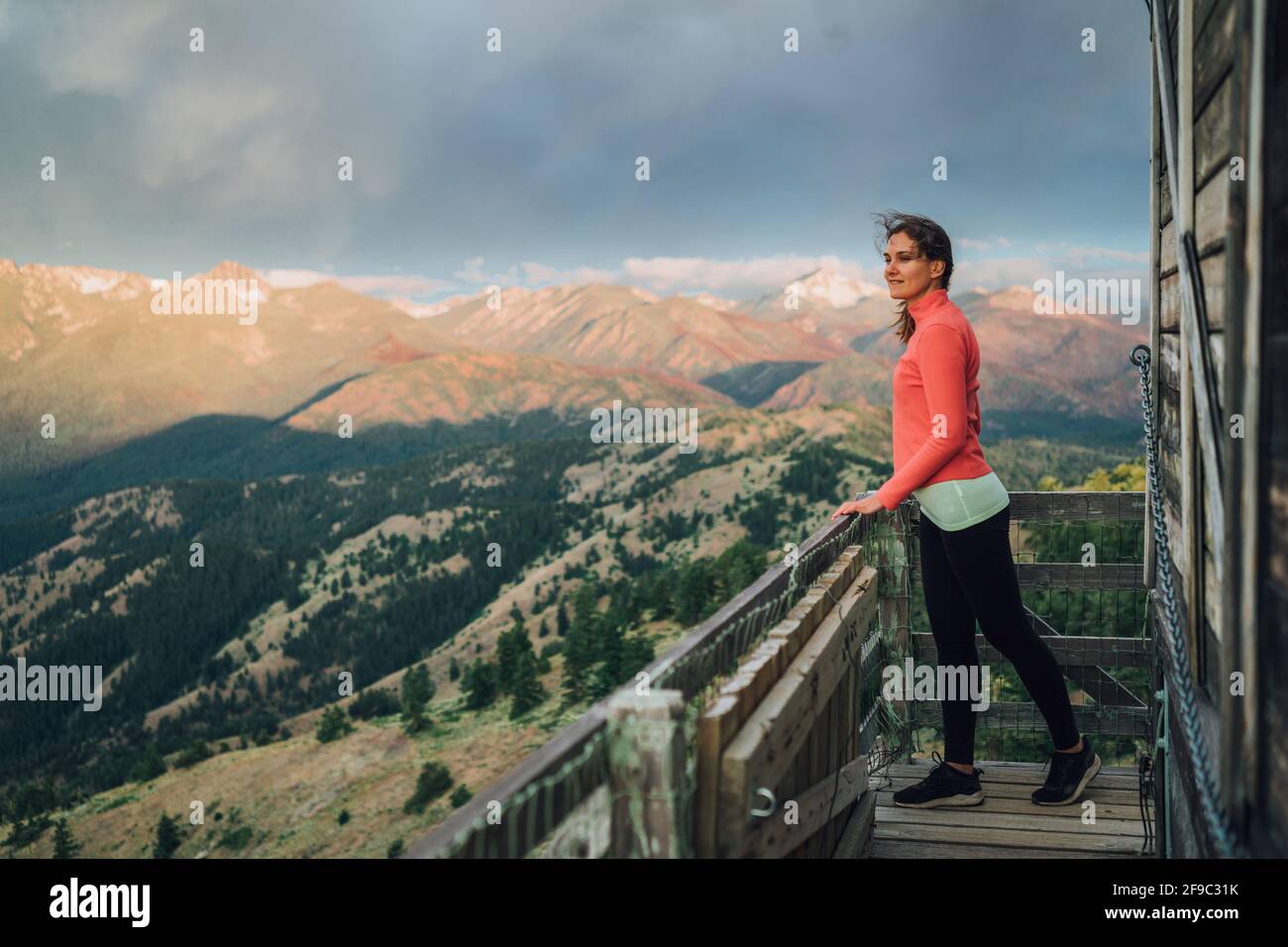 Giovane avventuriero che guarda l'alba in cima al punto di osservazione del fuoco Washington Foto Stock