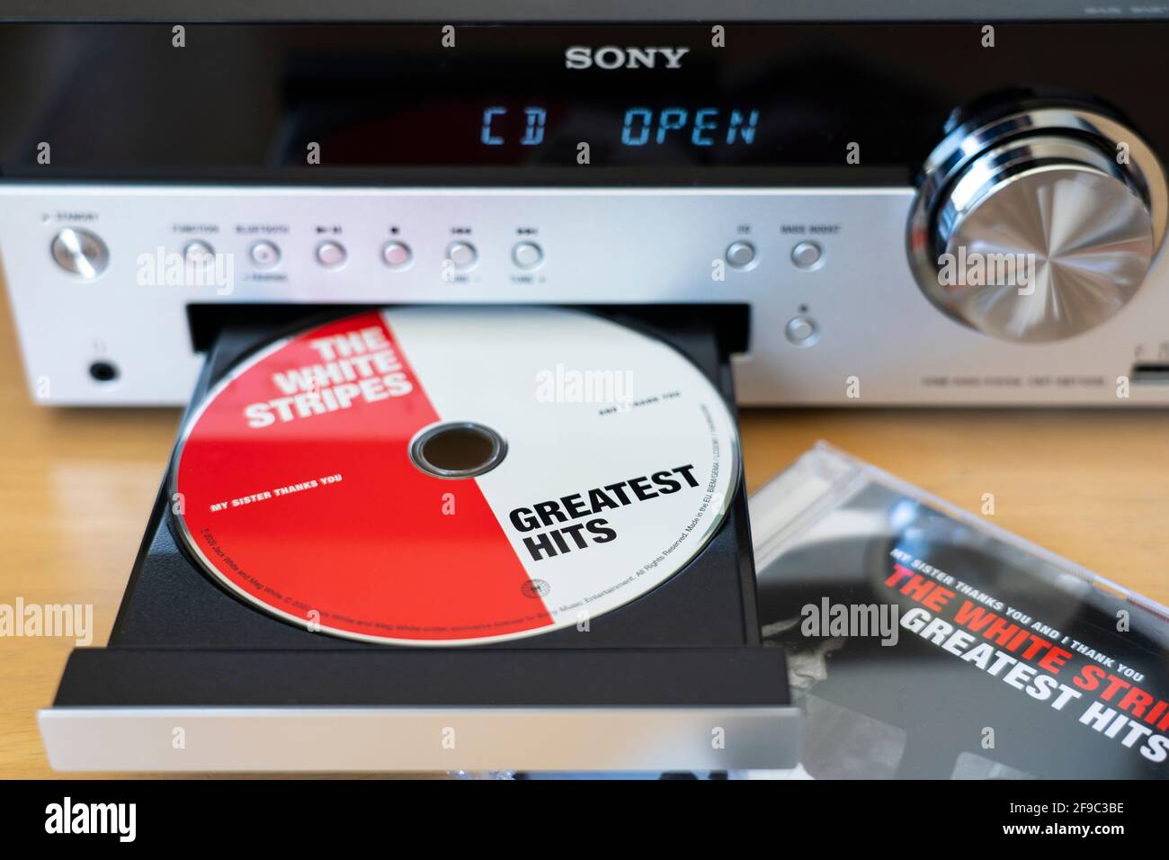 Un vassoio CD aperto contenente un numero maggiore di strisce bianche CD in un impianto stereo domestico/Hi-Fi Sony con un Display digitale (incentrato su CD) Foto Stock