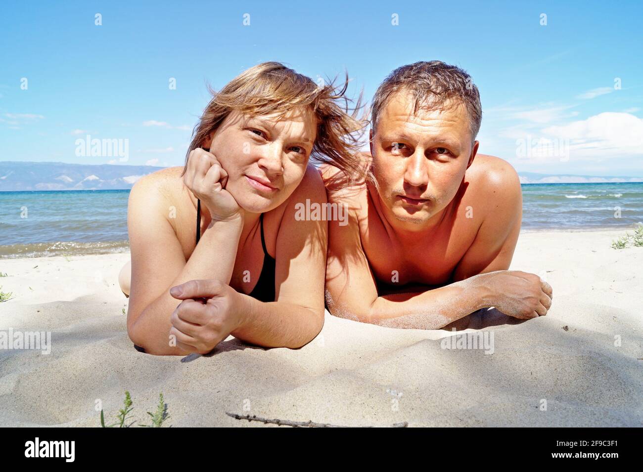 Un paio di sole sulla sabbia bianca del lago Baikal Foto Stock