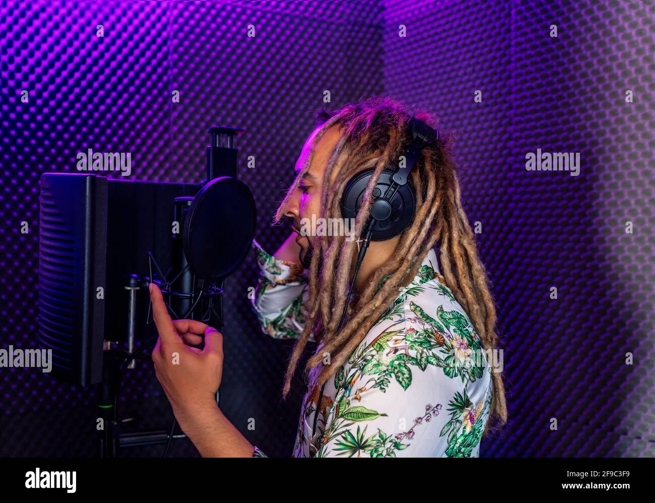 giovane rasta che canta in uno studio di registrazione Foto Stock