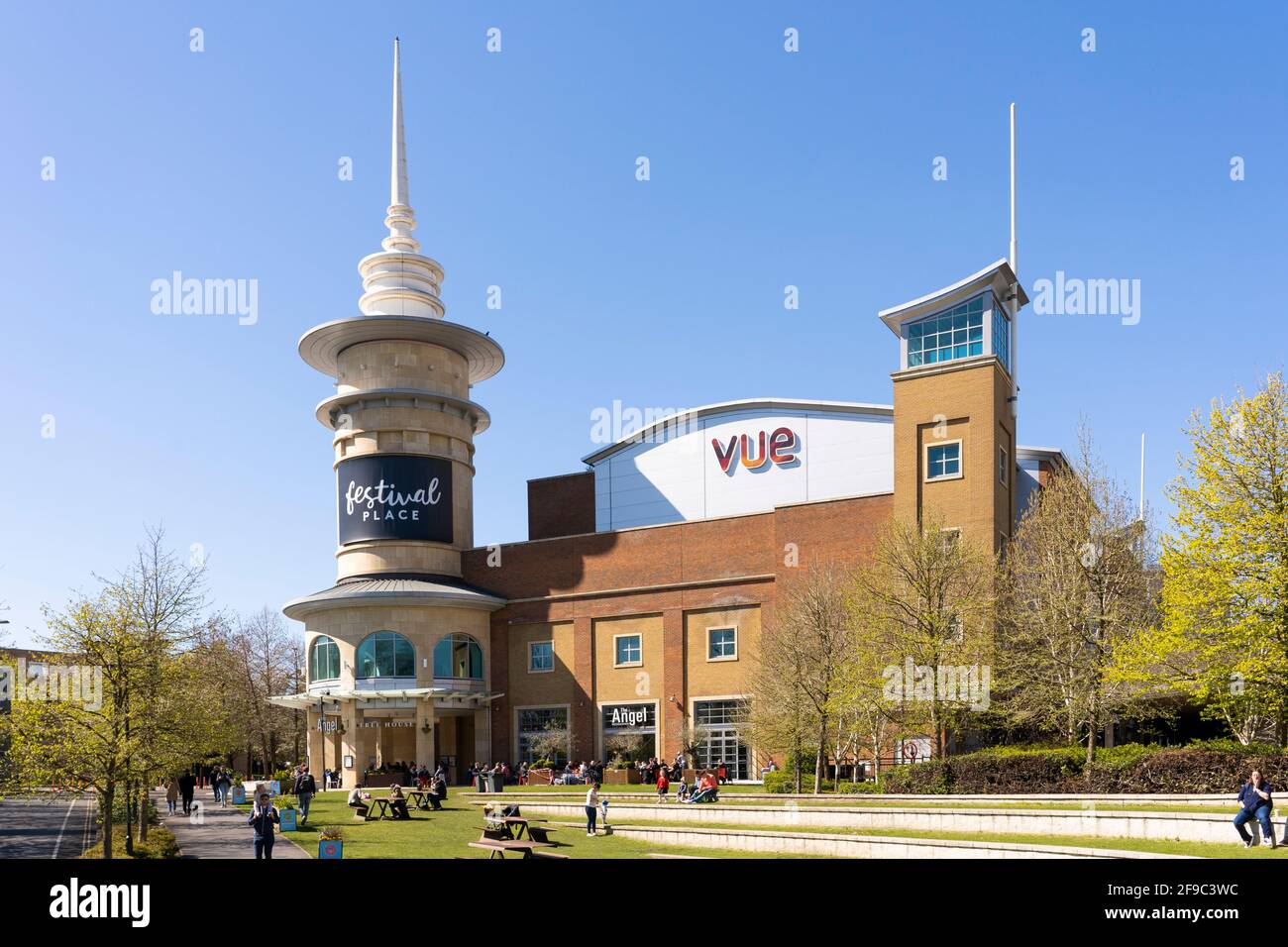 La gente ritorna al pub Angel JD Wetherspoon nell'aprile 2021, mentre il blocco si riduce in Inghilterra durante la pandemia di Coronavirus Covid-19. Basingstoke, Regno Unito Foto Stock