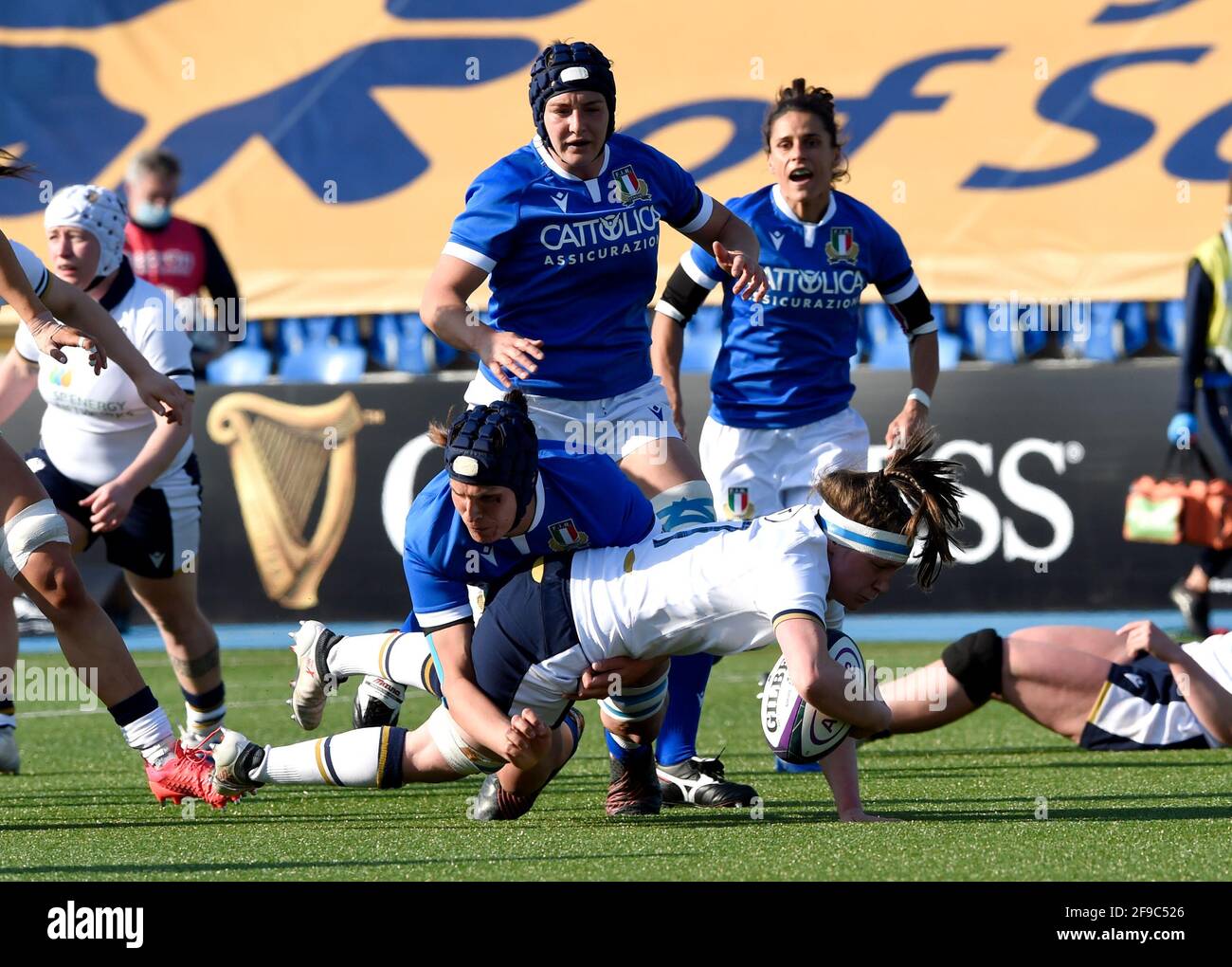 Il Rachel McLachlan della Scozia viene affrontato durante la partita delle sei Nazioni della Guinness Women's presso lo Scotstoun Stadium di Glasgow. Data immagine: Sabato 17 aprile 2021. Foto Stock