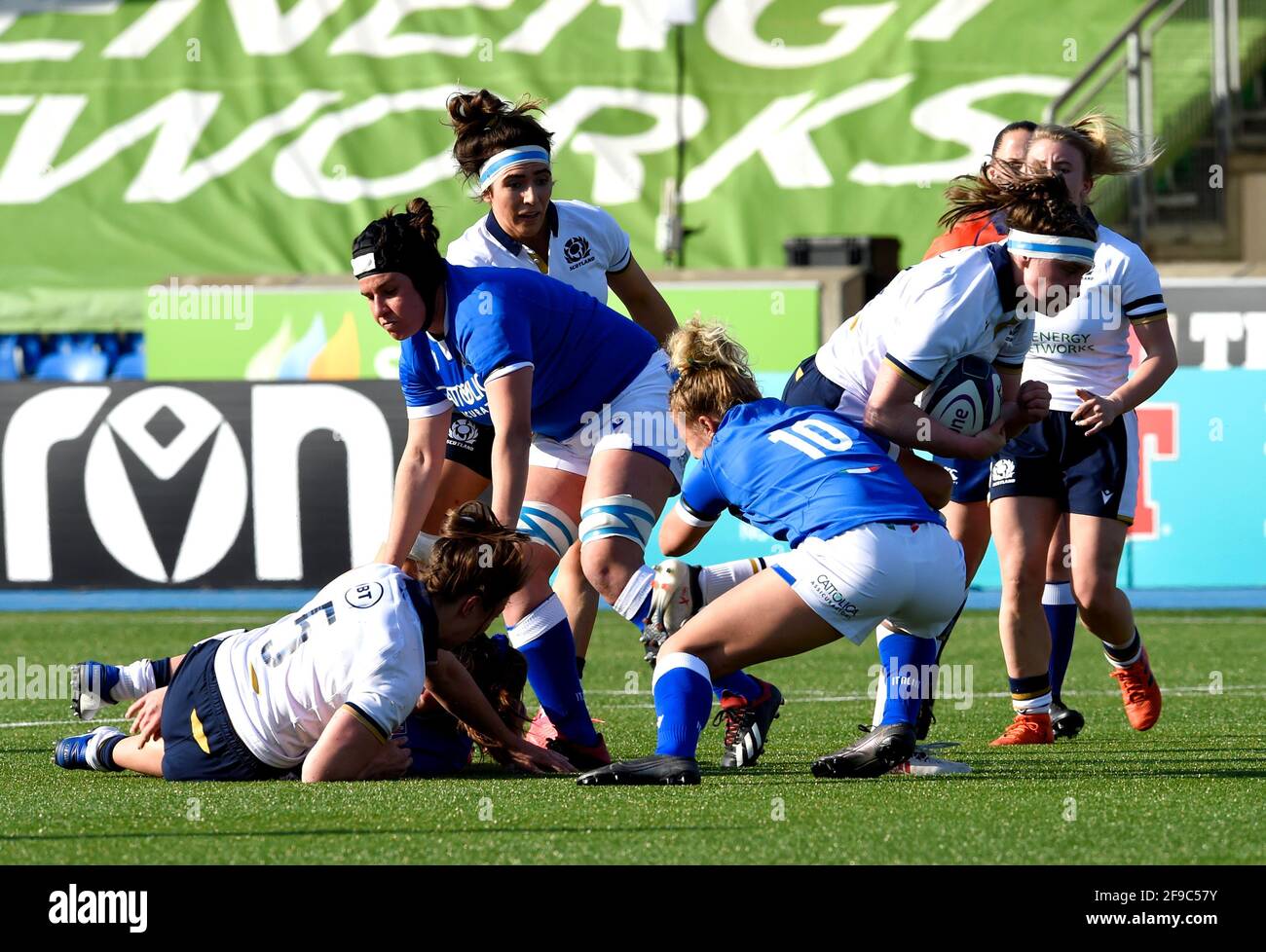 Il Rachel McLachlan della Scozia viene affrontato dalla Veronica Madia italiana durante la partita delle sei Nazioni della Guinness Women's presso lo Scotstoun Stadium di Glasgow. Data immagine: Sabato 17 aprile 2021. Foto Stock