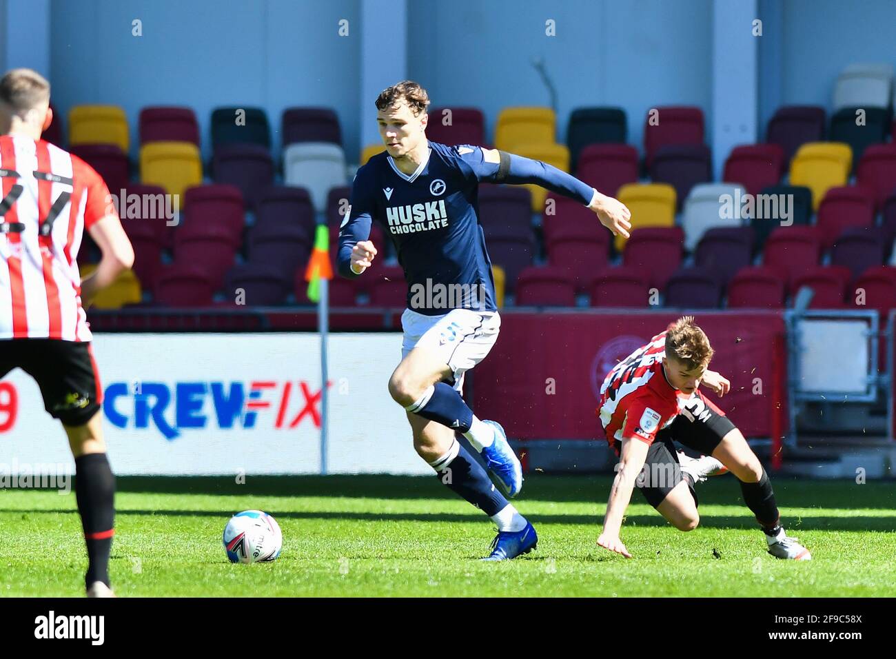 LONDRA. REGNO UNITO. 17 APRILE: Jake Cooper of Millwall in azione durante la partita Sky Bet Championship tra Brentford e Millwall al Brentford Community Stadium di Brentford sabato 17 aprile 2021. (Credit: Ivan Yordanov | MI News) Credit: MI News & Sport /Alamy Live News Foto Stock