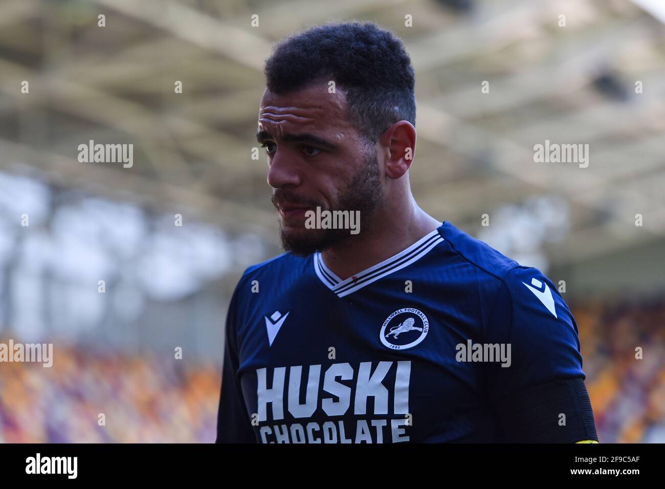 LONDRA. REGNO UNITO. 17 APRILE: Il Mason Bennett di Millwall guarda durante la partita del campionato Sky Bet tra Brentford e Millwall al Brentford Community Stadium di Brentford sabato 17 aprile 2021. (Credit: Ivan Yordanov | MI News) Credit: MI News & Sport /Alamy Live News Foto Stock