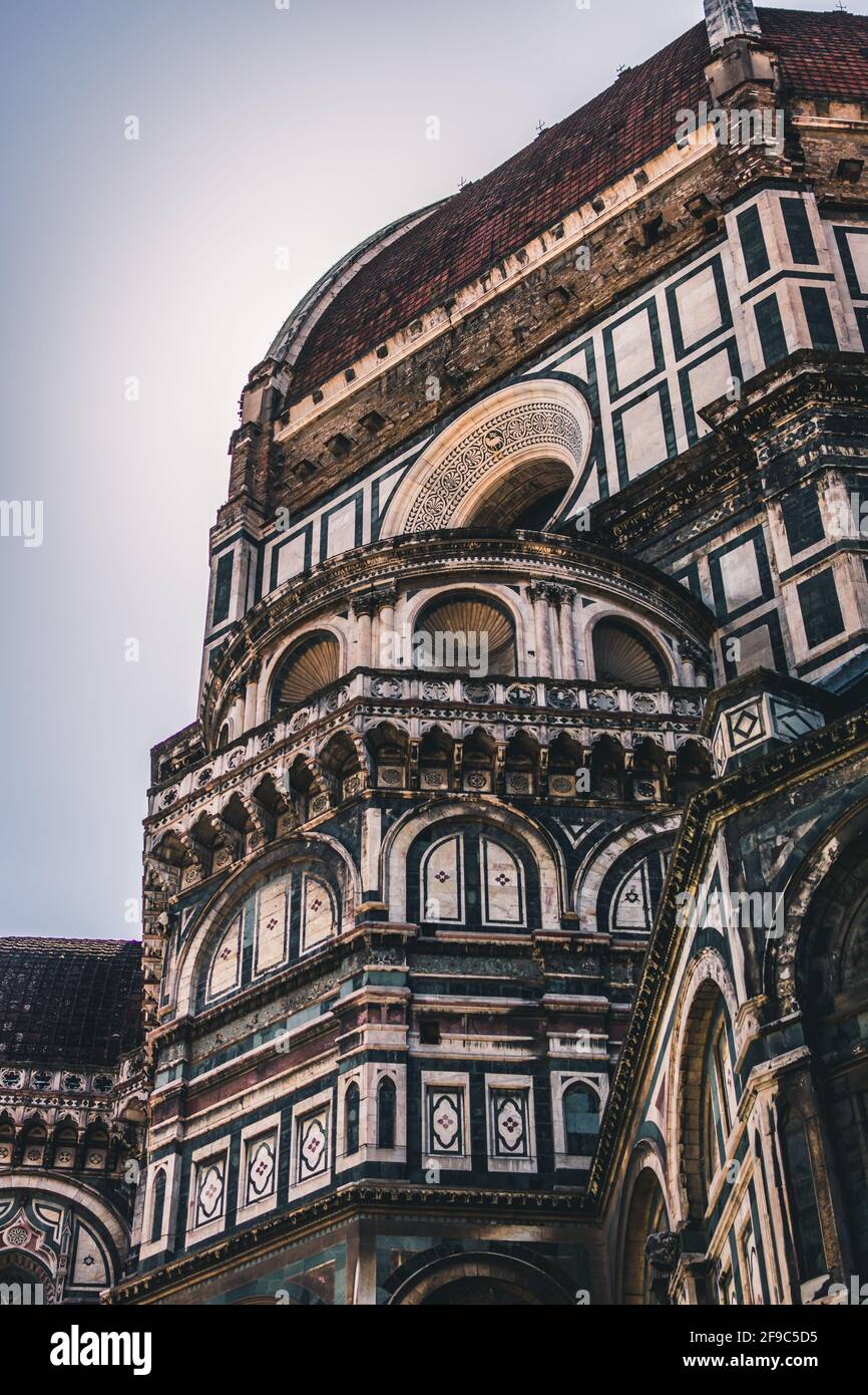 Primo piano. La facciata in marmo bianco, l'esterno, della chiesa centrale, il Duomo, noto anche come Cattedrale di Santa Maria del Fiore, con la torre e il Renai Foto Stock