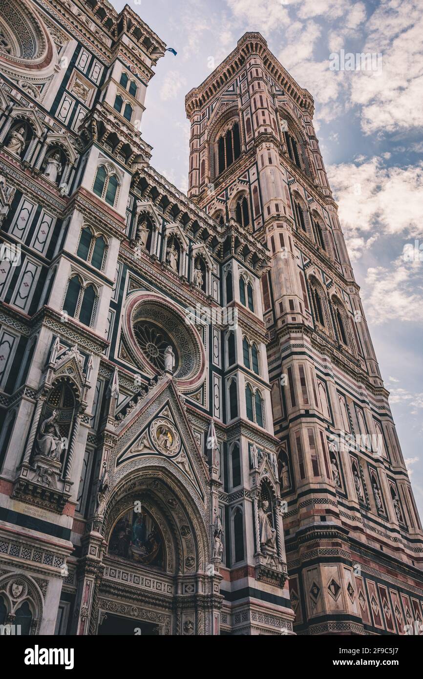 Primo piano. La facciata in marmo bianco, l'esterno, della chiesa centrale, il Duomo, noto anche come Cattedrale di Santa Maria del Fiore, con la torre e il Renai Foto Stock