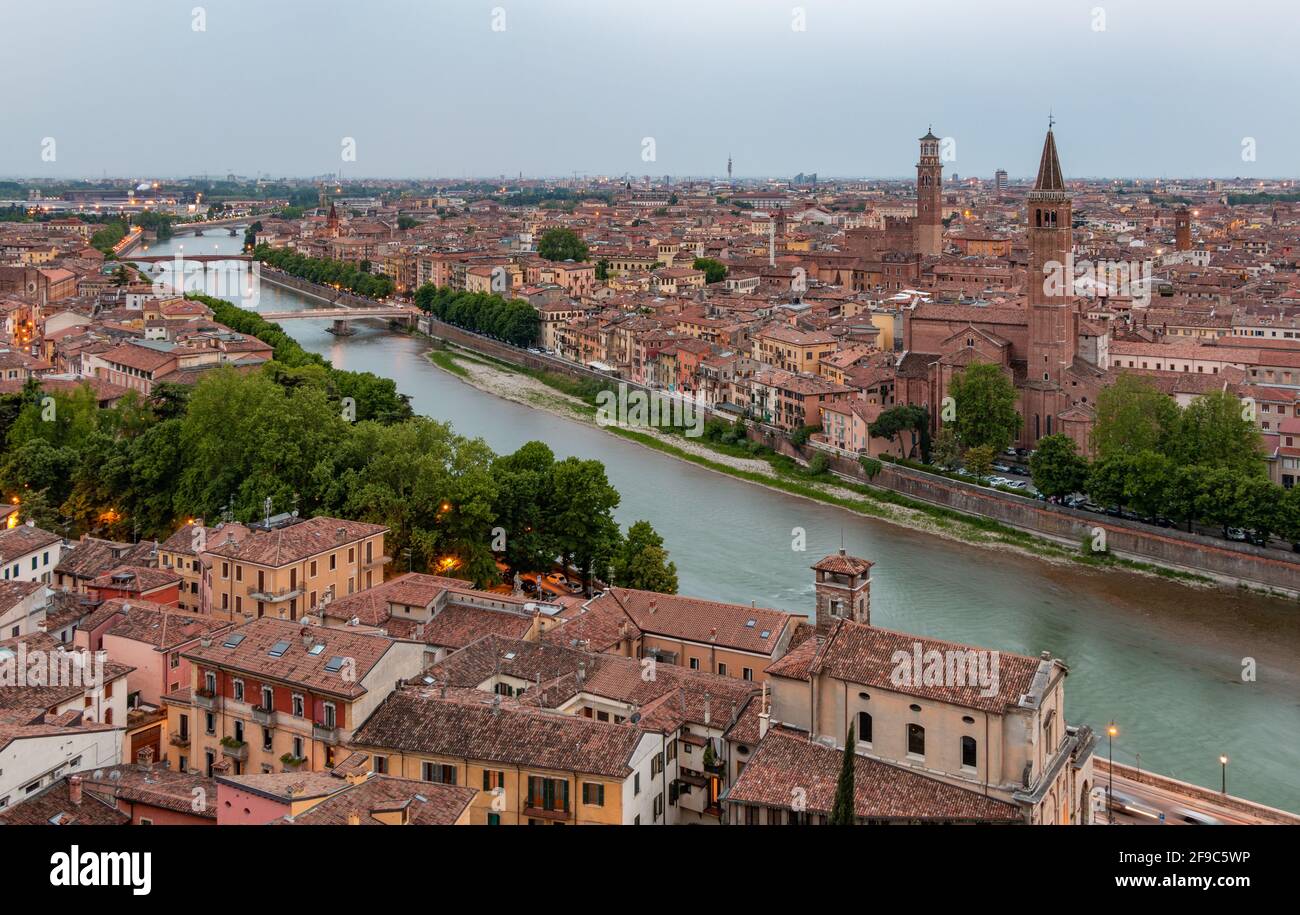 Una foto della città di Verona vista dalla collina panoramica. Foto Stock