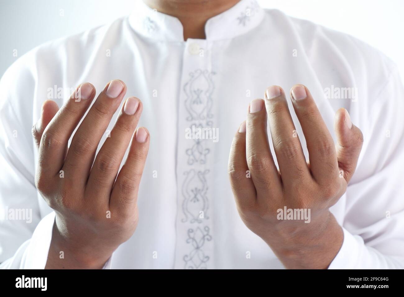 vista frontale uomo musulmano gesto di preghiera Foto Stock