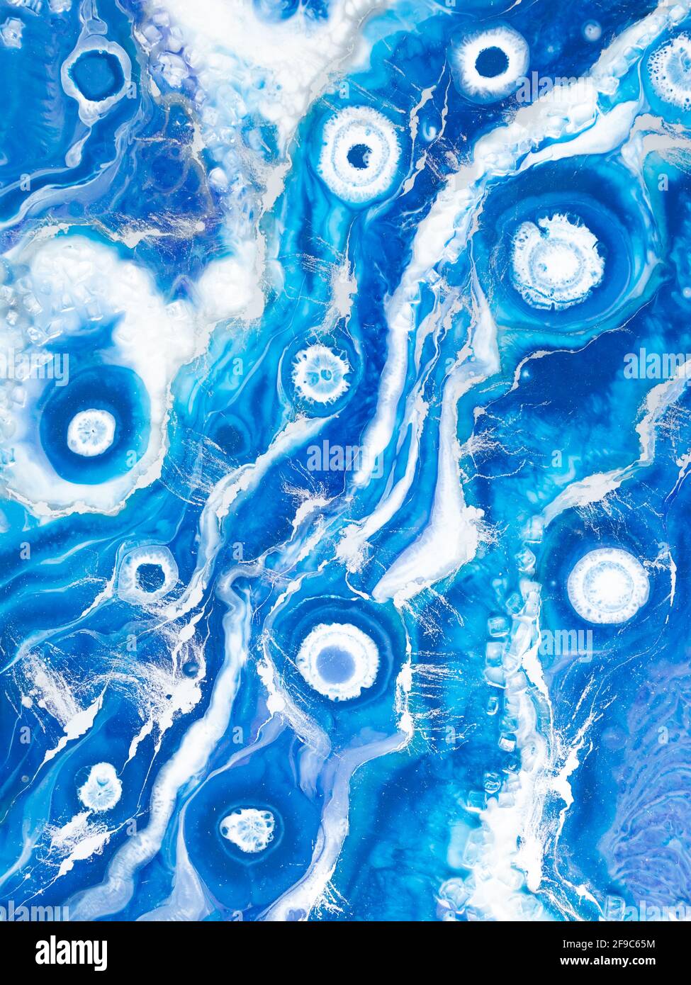 Resina epossidica art. Composizione astratta. Arte della resina con colori  blu e bianco Foto stock - Alamy