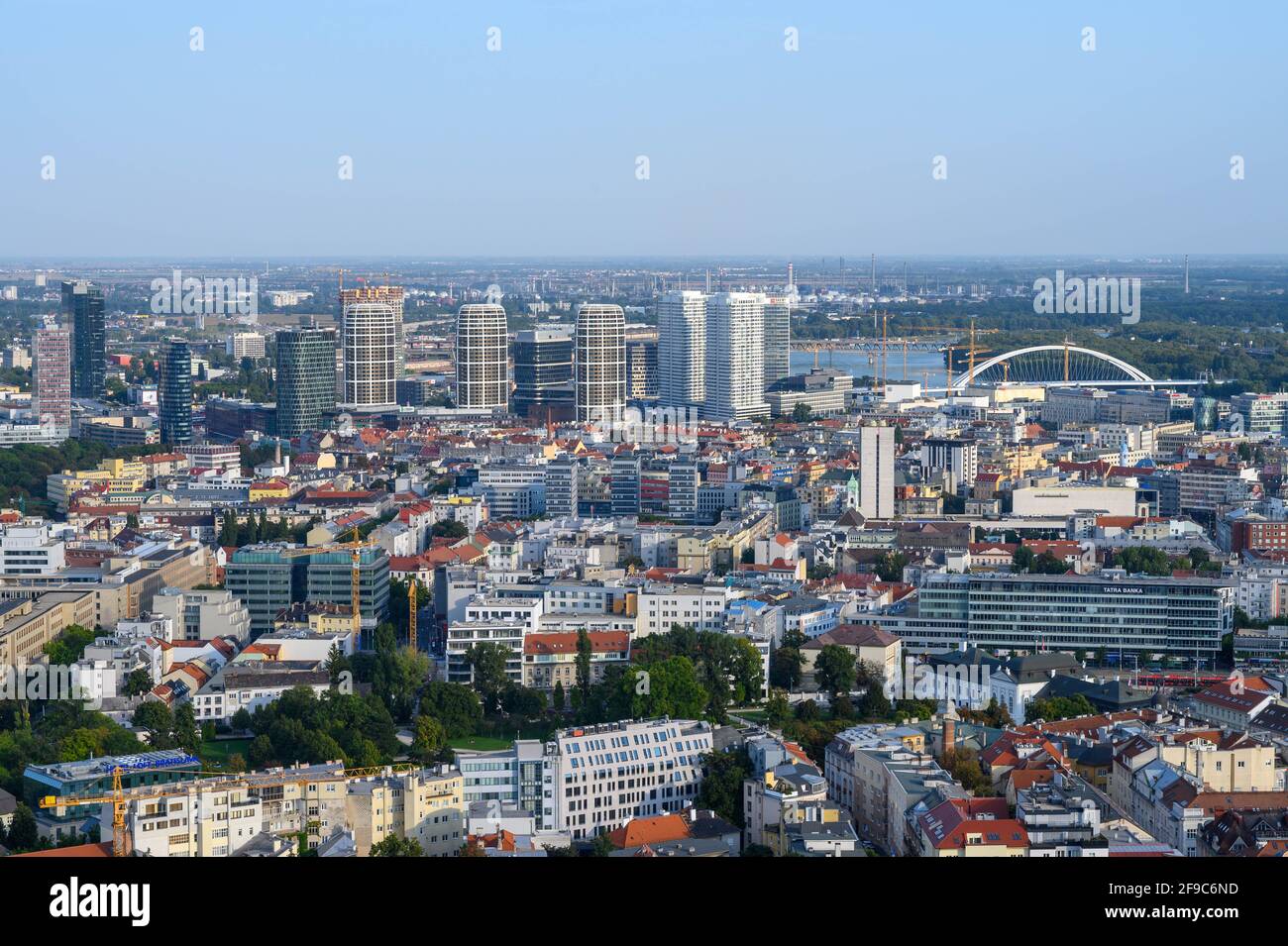 Il paesaggio urbano di Bratislava (Slovacchia) visto dal monumento Slavín. Foto Stock