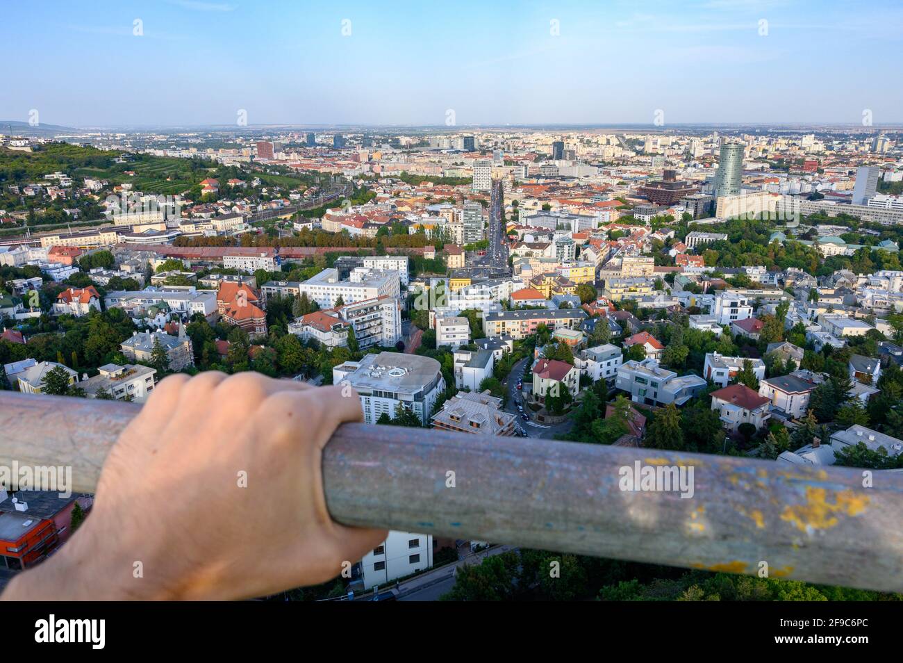Il paesaggio urbano di Bratislava (Slovacchia) visto dal monumento Slavín. Foto Stock