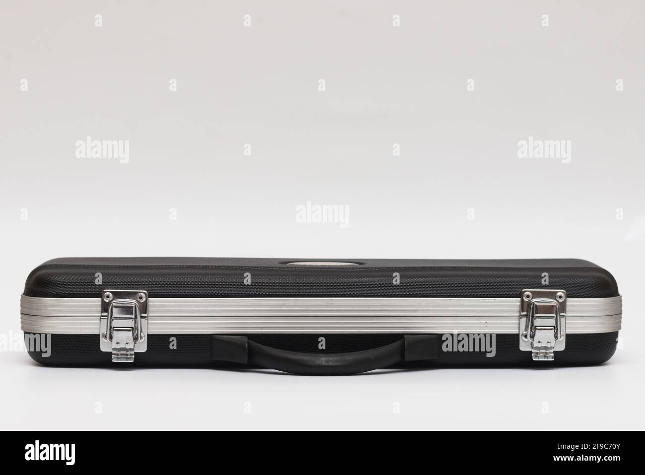 Valigia nera piccola lunga con serrature per flauto su a. sfondo bianco  Foto stock - Alamy