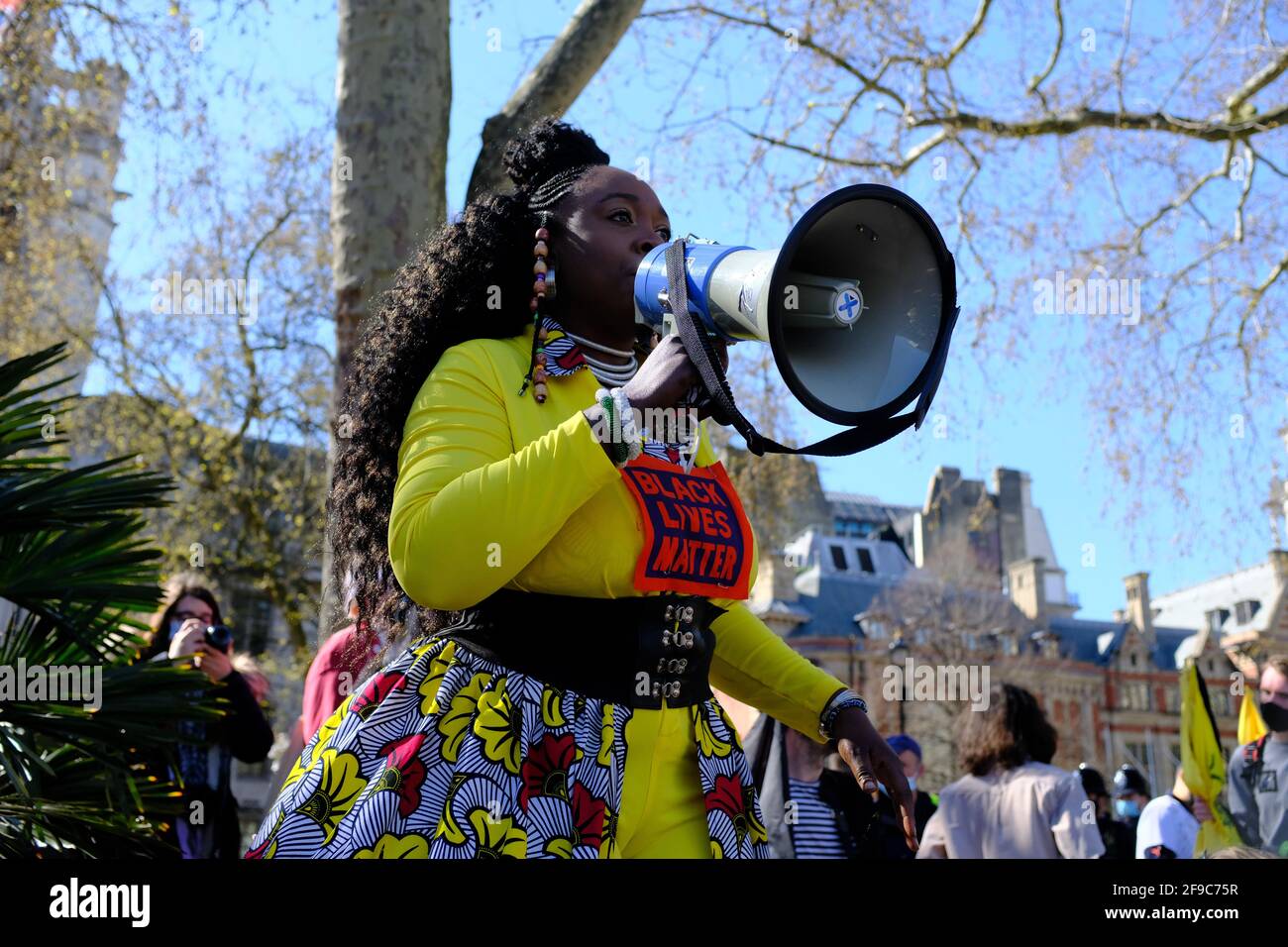Londra, Inghilterra. 17 Aprile 2021. Uccidete la protesta del Bill contro il nuovo progetto di legge di polizia, crimine, condanna e tribunali che il governo sta cercando di passare. Un protester che indossa il logo Black Lives Matter parla in un megafono in Piazza del Parlamento. Bradley Stearn / Alamy Live News Foto Stock