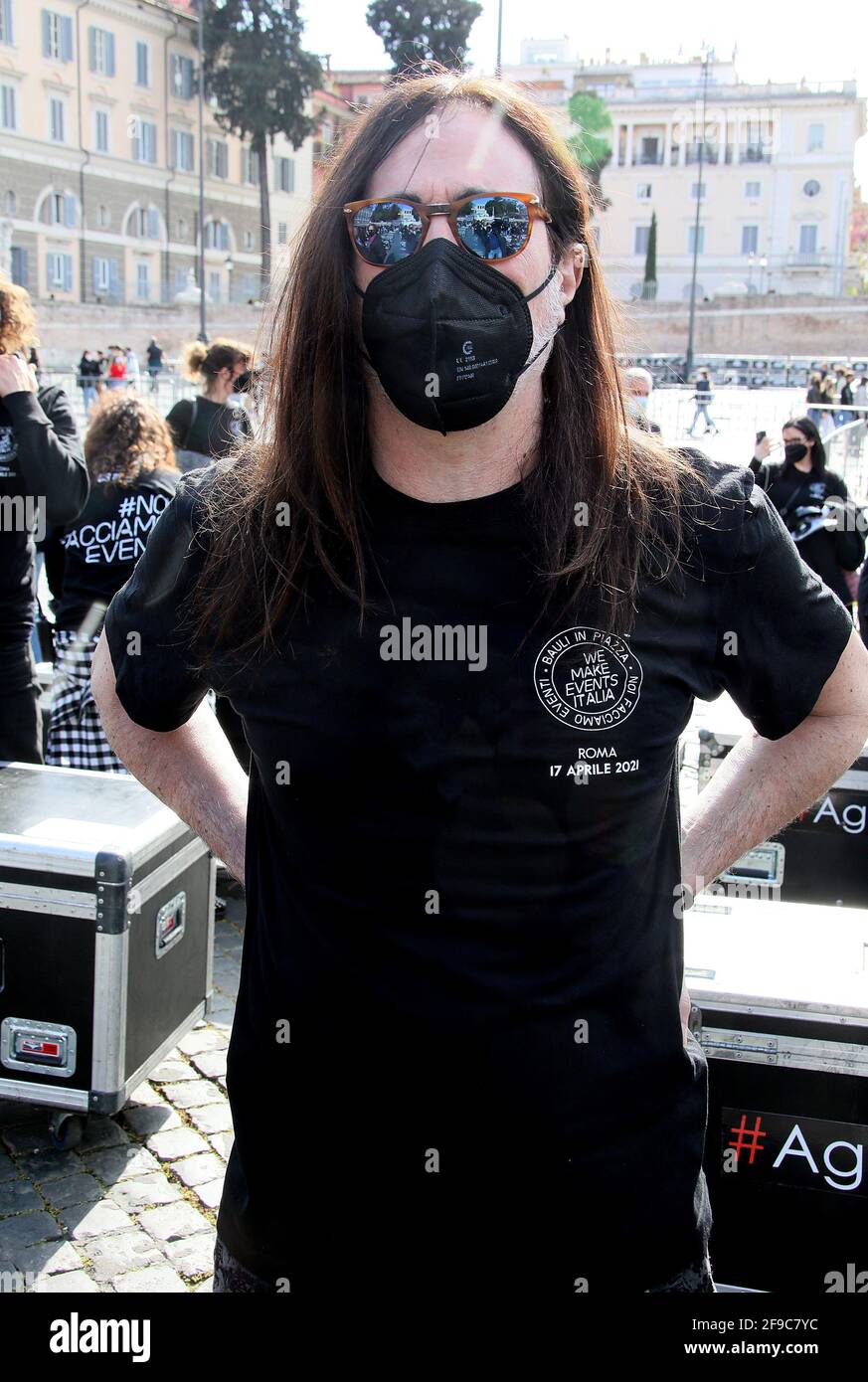 Roma, Italia. 17 Apr 2021. Roma, Mostra Nazionale del settore dell'intrattenimento e manifestazioni con 100 tronchi in Piazza del Popolo nella foto: Manuel Agnelli Credit: Independent Photo Agency/Alamy Live News Foto Stock