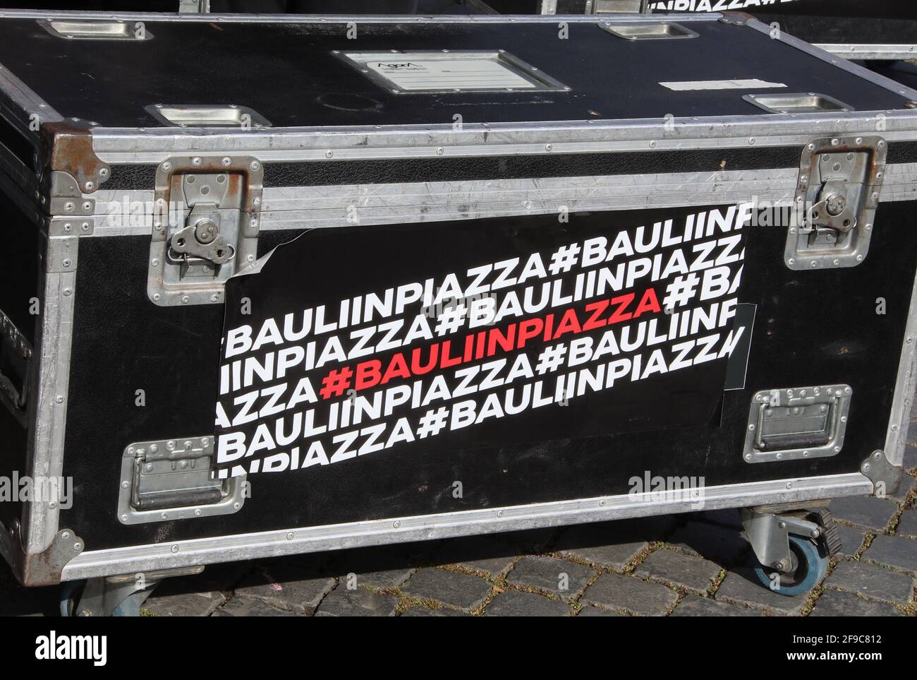 Roma, Italia. 17 Apr 2021. Roma, Mostra Nazionale del settore dell'intrattenimento e manifestazioni con 100 tronchi in Piazza del Popolo nella foto: Credit: Independent Photo Agency/Alamy Live News Foto Stock