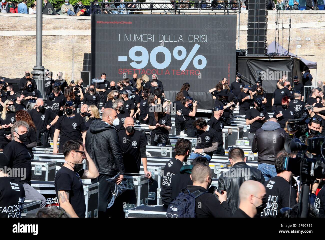 Roma, Italia. 17 Apr 2021. Roma, Mostra Nazionale del settore dell'intrattenimento e manifestazioni con 100 tronchi in Piazza del Popolo nella foto: Credit: Independent Photo Agency/Alamy Live News Foto Stock