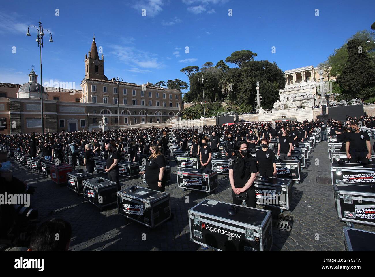 Roma, Italia. 17 Apr 2021. Roma, Mostra Nazionale del settore dell'intrattenimento e manifestazioni con 100 tronchi in Piazza del Popolo nella foto: Credit: Independent Photo Agency/Alamy Live News Foto Stock